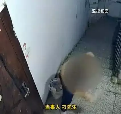 男子遭精神病邻居砸门骂2年半，报警近200次！官方：无法强制